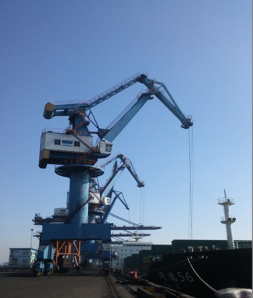江苏省海港码头货运吊装机械